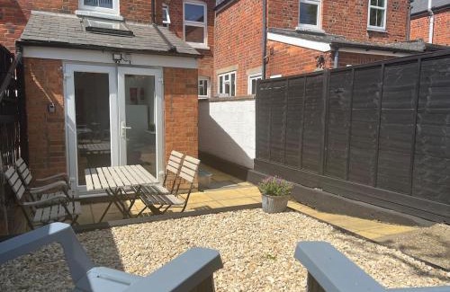 Caversham Apartment | Westfield Town-House Free Parking, Secure Garden