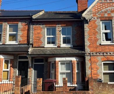 Caversham Apartment | Westfield Town-House Free Parking, Secure Garden