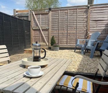 Caversham Apartment | Westfield Town-House Free Parking, Secure Garden
