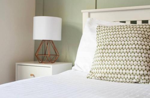 Caversham Apartment | Westfield Town-House Free Parking, Secure Garden