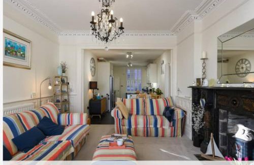 Aberdovey Apartment | Westhaven 5 Beachfront Luxury! Free Parking Permit