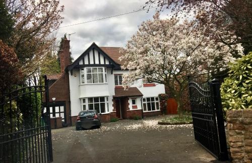 Nottingham House | Westmorland - 4 Bedroom House - FREE Parking for up to 7 Cars - Walking distance to QMC and University - Ideal for Contractors and Large Groups