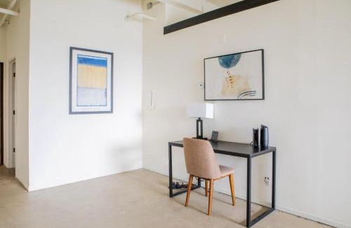 Westown Apartment | Westown 1BR Apt Near Fiserv, Baird, and Theater District