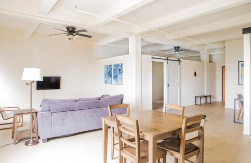 Westown Apartment | Westown 1BR Apt Near Fiserv, Baird, and Theater District
