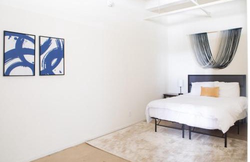 Westown Apartment | Westown 1BR Apt Near Fiserv, Baird, and Theater District
