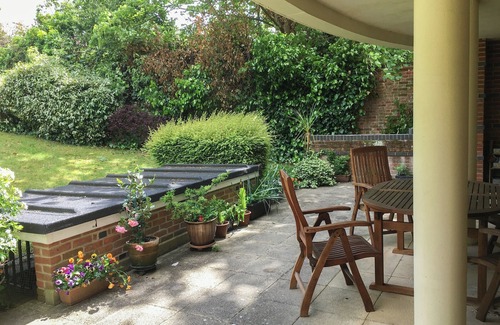Basingstoke Cottage | Westside Apartment 2