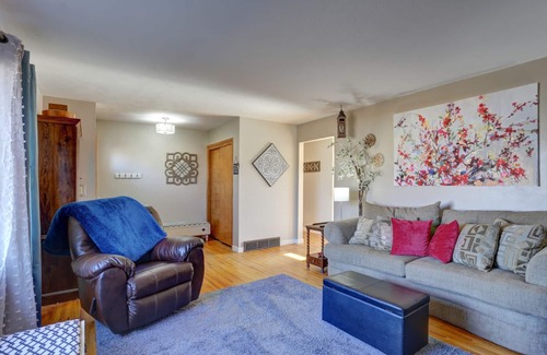 Rapid City House | Westside Charm w/ enclosed yard, hot tub, quiet locale, rec room, elliptical