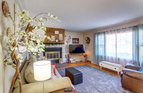 Rapid City House | Westside Charm w/ enclosed yard, hot tub, quiet locale, rec room, elliptical