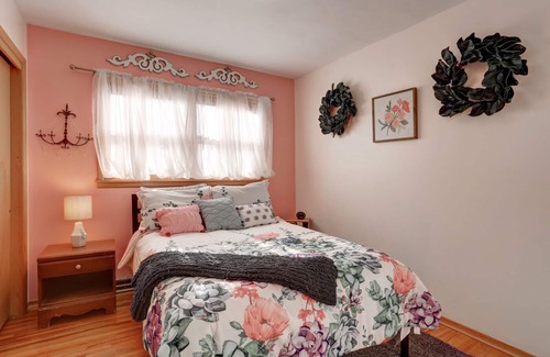 Rapid City House | Westside Charm w/ enclosed yard, hot tub, quiet locale, rec room, elliptical