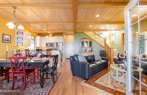 Lagoon Point House | Westside Waterfront View Home - AvantStay | Hottub