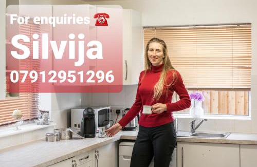 Luton House | Wetherne House, Beautiful Home, Parking Garden WiFi Self Check-in
