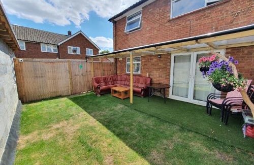 Luton House | Wetherne House, Beautiful Home, Parking Garden WiFi Self Check-in