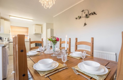 Luton House | Wetherne House w/Parking & Self Checkin near L&D Hospital, Cul De Sac