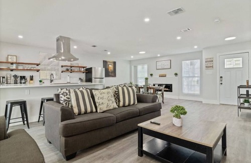 Jefferson House | WeWelcome you to our 4 Bed 3 Full Bath Duplex