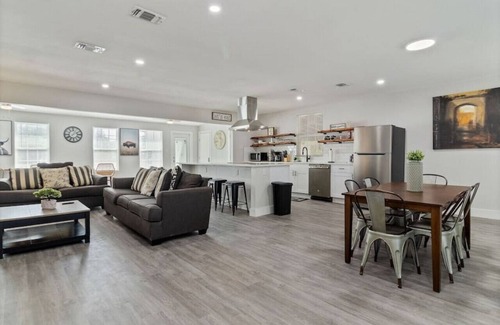 Jefferson House | WeWelcome you to our 4 Bed 3 Full Bath Duplex