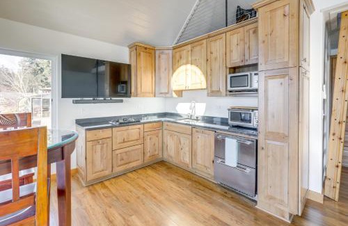 Juneau Apartment | Whale Watching at Beachfront Cottage in Juneau!