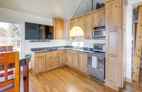 Juneau Apartment | Whale Watching at Beachfront Cottage in Juneau!
