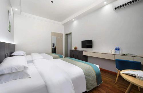 Fenghuang Hotel | Whale Time Fenghuang Jiaxiang Light Luxury Hotel