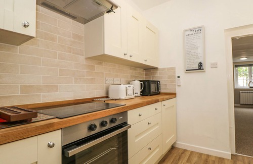Lechlade Cottage | WHARF COTTAGE, pet friendly, with a garden in Lechlade-On-Thames