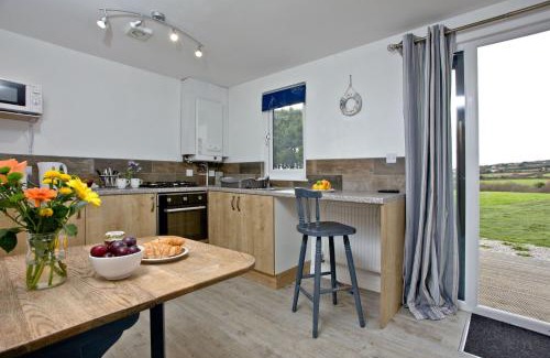 Helford Passage Apartment | Wheal Tor- Beautifully Fitted Wooden Lodge Helston Cornwall