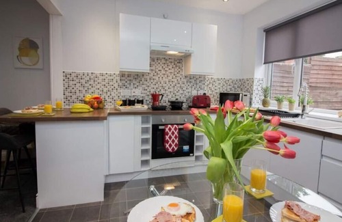 Doncaster House | Wheatley House - Newly renovated 3 bed property, walking distance from Doncaster town centre and ...