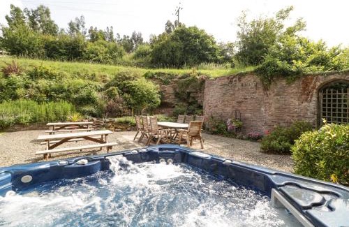 Leominster House | Wheelbarrow Castle