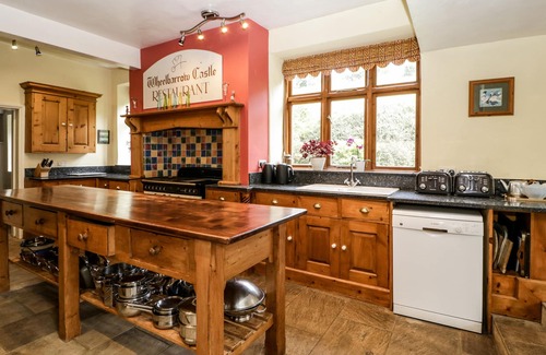 Leominster Cottage | WHEELBARROW CASTLE, pet friendly, with hot tub in Leominster