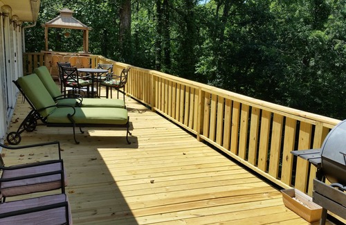 Gainesville House | "Where Fun And Luxury Mingle" Hot Tub, Tiki Bar, Quiet Cove on the water