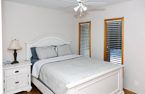 Carnarvon Cottage | Where Serenity Meets Adventure in Haliburton's Hidden Gem!