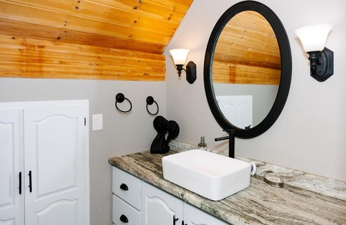 Carnarvon Cottage | Where Serenity Meets Adventure in Haliburton's Hidden Gem!