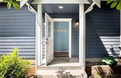 Oak Harbor House | Whidbey Island Retreat - Oceanfront with Hot tub
