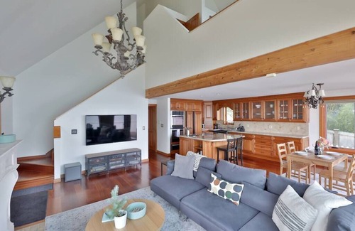 Langley House | WhidbeyBeachHouse, Oceanfront Getaway on Private Beach 3BR·Office·fuboTV
