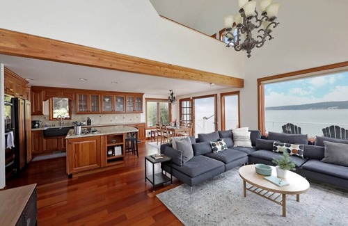 Langley House | WhidbeyBeachHouse, Oceanfront Getaway on Private Beach 3BR·Office·fuboTV