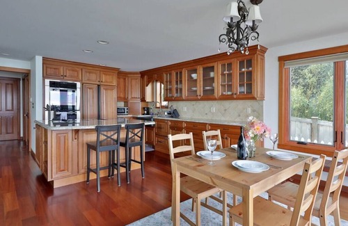 Langley House | WhidbeyBeachHouse, Oceanfront Getaway on Private Beach 3BR·Office·fuboTV