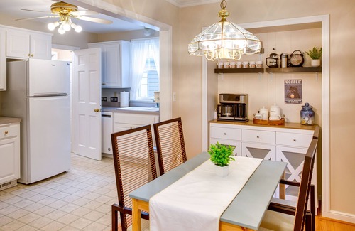 Lynnhurst House | Whimsical & Cozy Home, <1mile to lake, Arcade machine, Family Friendly, Quiet