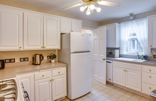 Lynnhurst House | Whimsical & Cozy Home, <1mile to lake, Arcade machine, Family Friendly, Quiet