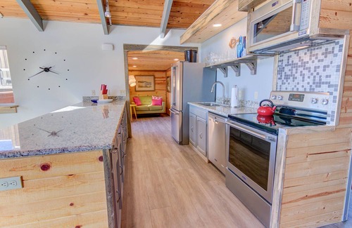 Bayshore House | Whimsical Ocean Front Home! Hot tub & Dog Friendly!