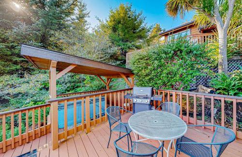 Brookings Apartment | Whimsical Whaleshead, OV10