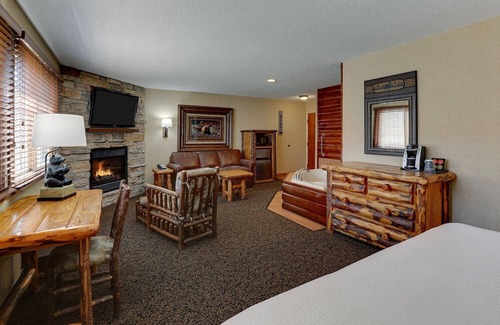 Galena Hotel | Whirlpool, Living Room with Dry Bar, Theme Suite, Stoney Creek Galena