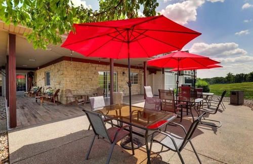 Galena Hotel | Whirlpool, Living Room with Dry Bar, Theme Suite, Stoney Creek Galena