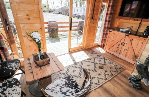 Limavady Cottage | WHISKEY CREEK CABIN, romantic, with a garden in Castlerock