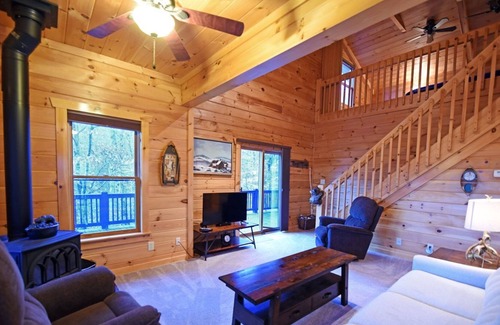 Ridges Over the Lake Cabin | Whispering Creek Lodge- Close to Lake Blue Ridge-5br/3ba Hot tub, wifi