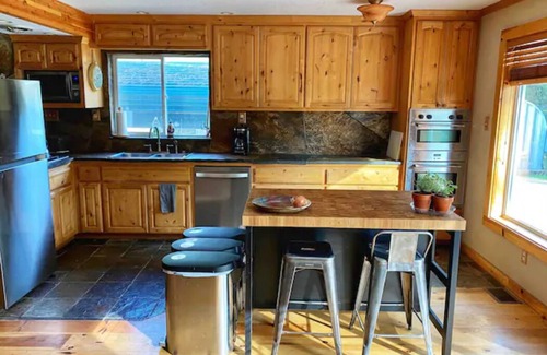 Midpines House | Whispering Pines! 25 miles to Yosemite + 9 miles to Mariposa!