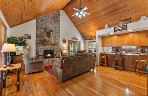 Branson West Cabin | Whispering Woods Lodge-Sleeps 10 Home