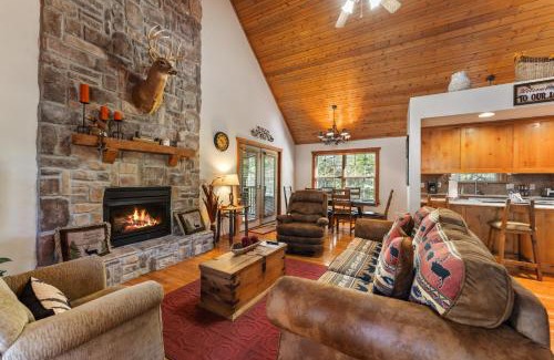 Branson West Cabin | Whispering Woods Lodge-Sleeps 10 Home