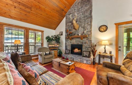 Branson West Cabin | Whispering Woods Lodge-Sleeps 10 Home