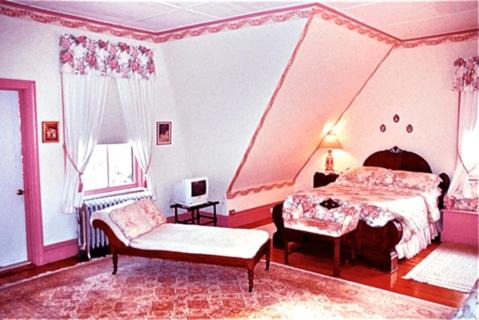 Lenox Bed & Breakfast | Whistler's Inn