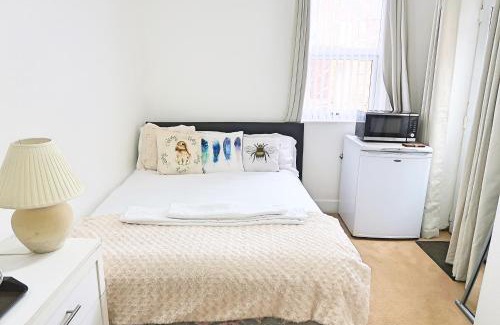 Doncaster House | Whitburn Guest House About 7 mins Walk To The City Free Internet TV
