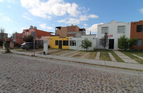San Miguel de Allende House | White and Yellow Stone en San Miguel