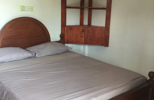 Patuwatha Bed & Breakfast | White baby beach rest